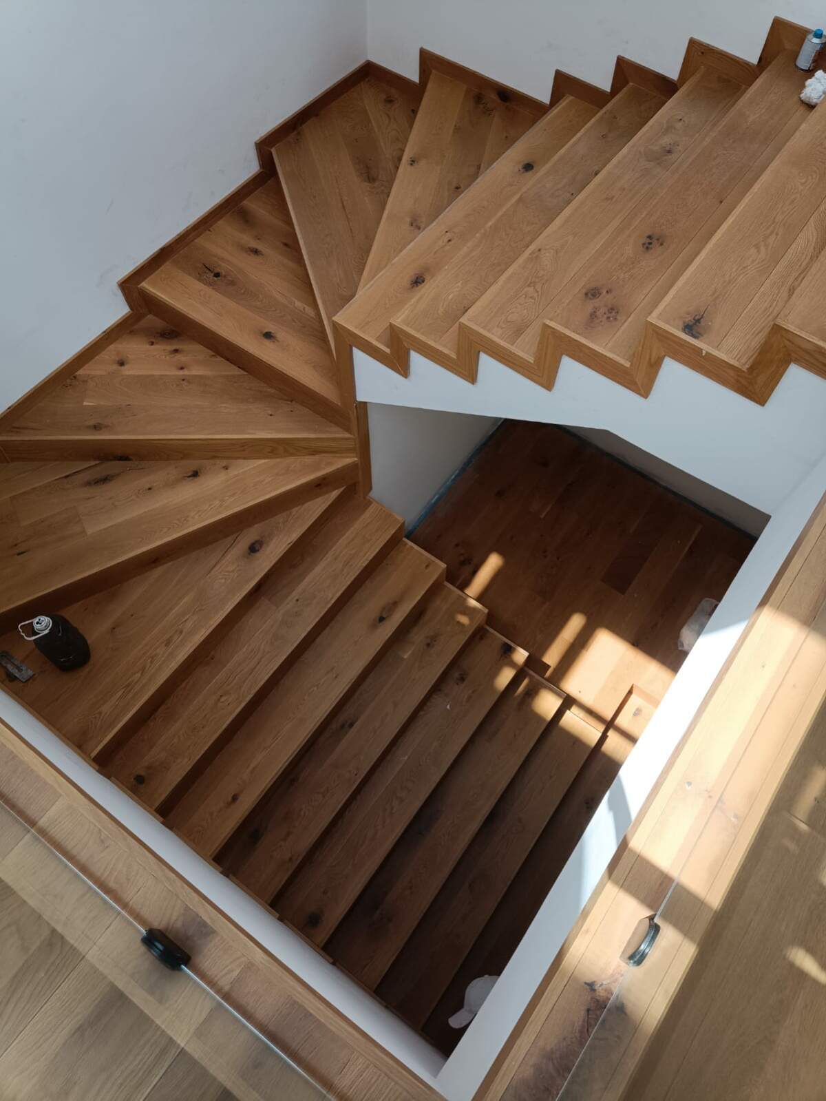 Escalera de madera  Escaleras de madera, Decoración de unas, Barandales de  madera